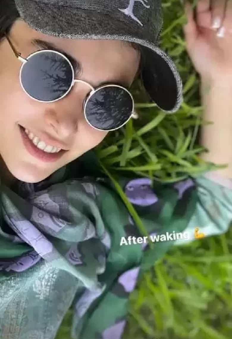 لاله مرزبان بر سبزه‌ها آرمیده است.