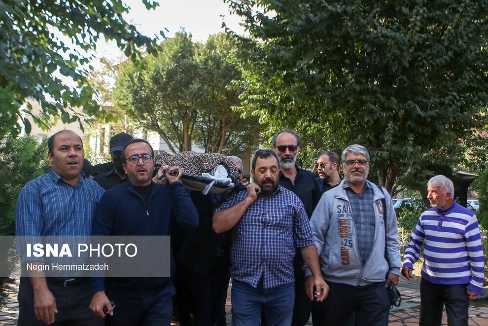 حضور بزرگان عرصه دوبله در مراسم تشییع پیکر "جلال مقامی" حضور بزرگان عرصه دوبله در مراسم تشییع پیکر "جلال مقامی"