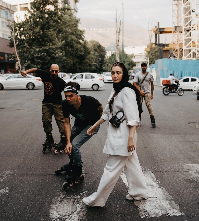 بهنوش طباطبایی در خیابان پیاده روی عجیبی کرده است. بهنوش طباطبایی در خیابان پیاده روی عجیبی کرده است.