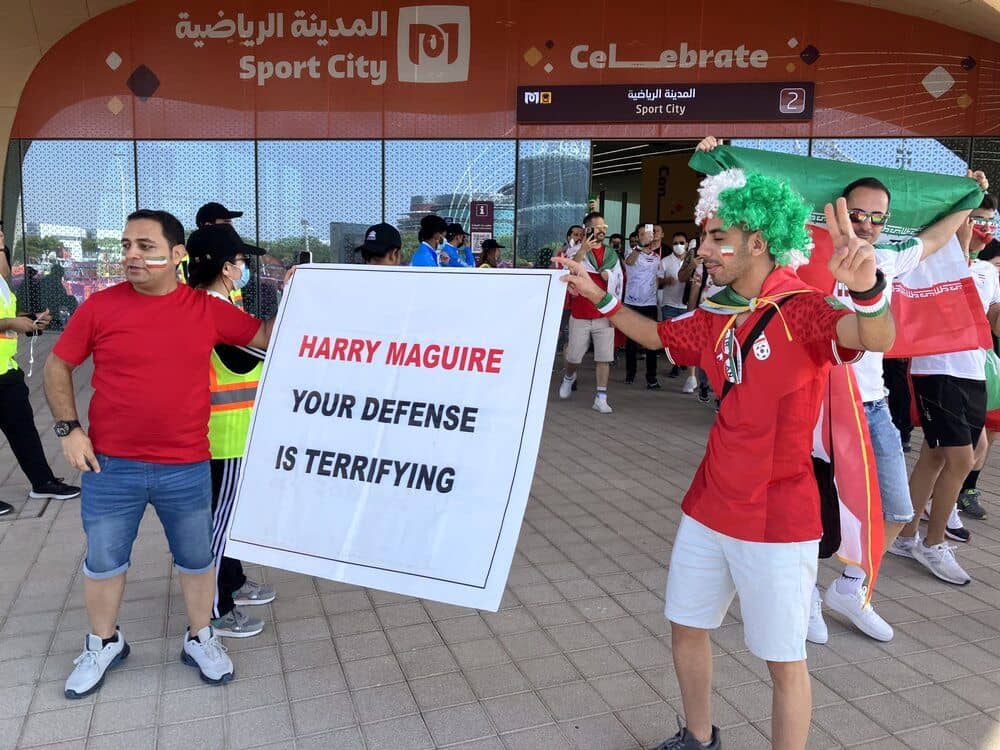 دو نفر از هواداران ایرانی بنر جالبی با خود به ورزشگاه بردند. دو نفر از هواداران ایرانی بنر جالبی با خود به ورزشگاه بردند.