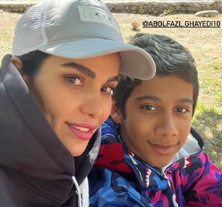 همسر مهدی قائدی در کنار خواهرش و برادر شوهرش دیده شده است.