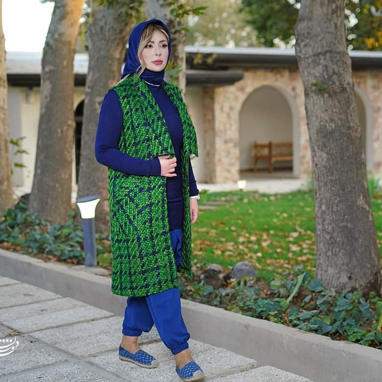 نیوشا ضیغمی با رنگ‌بندی خاص تیپ پاییزه زده است.