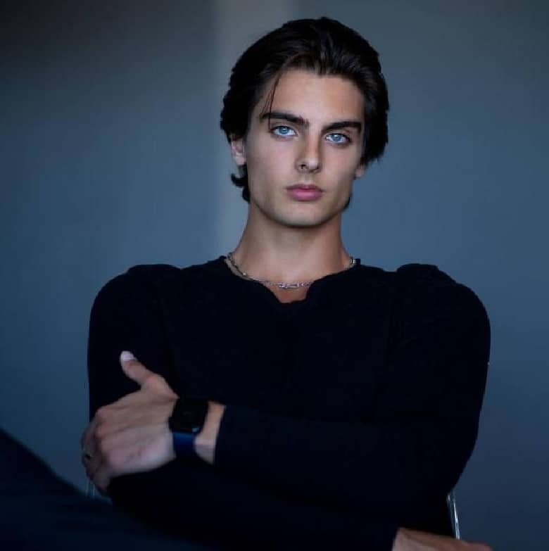 سام گوشه زیباترین مرد جهان است.