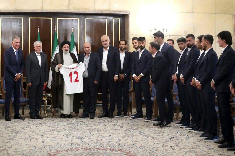 شماره ۱۲ تیم ملی توسط مهدی تاج به رئیسی اهدا شد