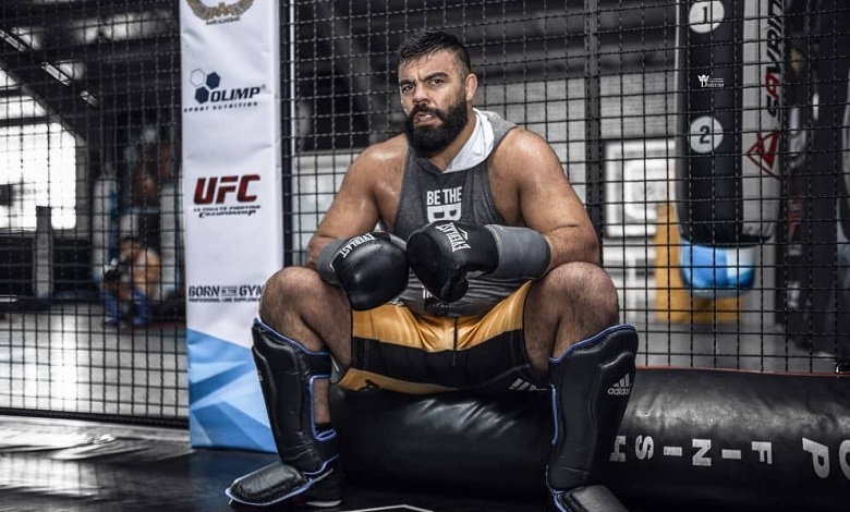 امیر علی اکبری رودرروی افسر نیروی هوایی آمریکا قرار گرفته است.