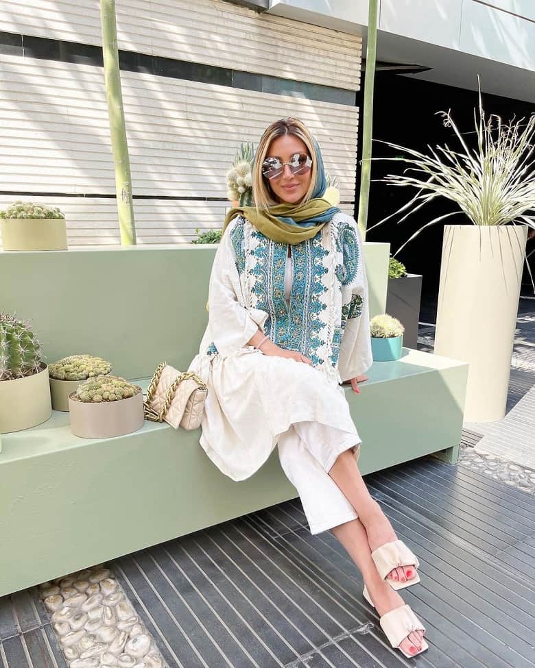 مینا مختاری همسر بهرام رادان تیپ مدلینگ سفید زده است.