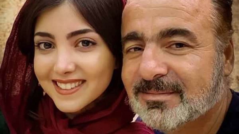 زیبا کرمعلی در کنار پدر و مادر جوانش عکس گرفته بود.