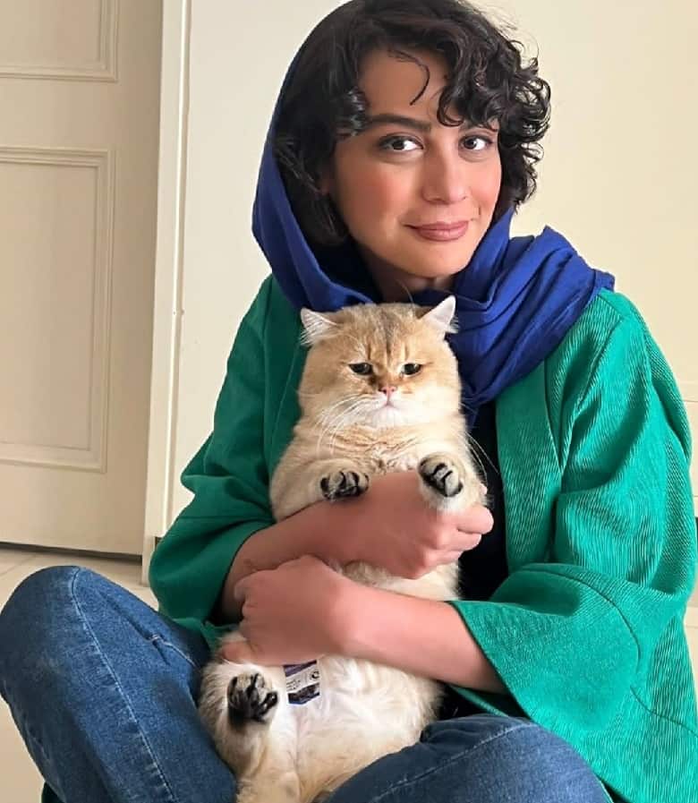 مارال فرجاد شخص محبوب زندگی‌اش را در آغوش گرفته است.