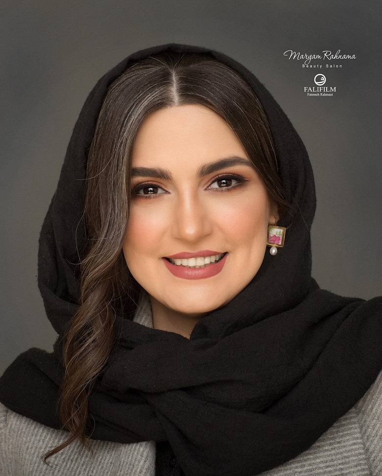 مریم شیرازی آرایش و تیپ جدید زده است.