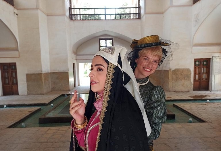 فیگور "خانم بازیگر" حین سیگار کشیدن در پشت صحنه/ عکس