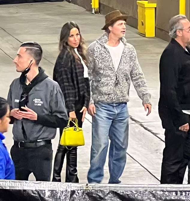 برد پیت و نامزد ۲۹ساله‌اش شکار عکاسان شدند!