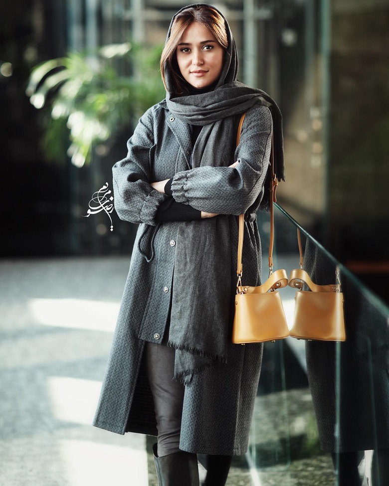 پریناز ایزدیار با رنگ زرد ست کرده بود.