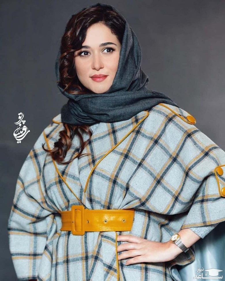 پریناز ایزدیار با رنگ زرد ست کرده است.