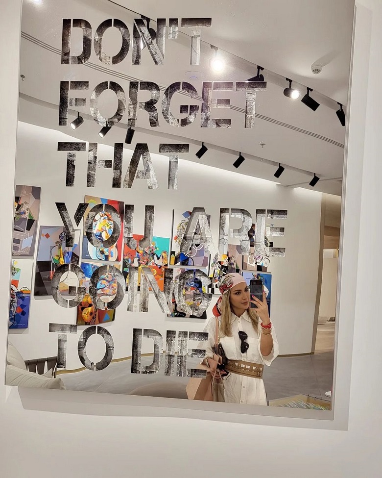 مینا مختاری همسر بهرام رادان در برابر مرگ فیگور گرفته است.