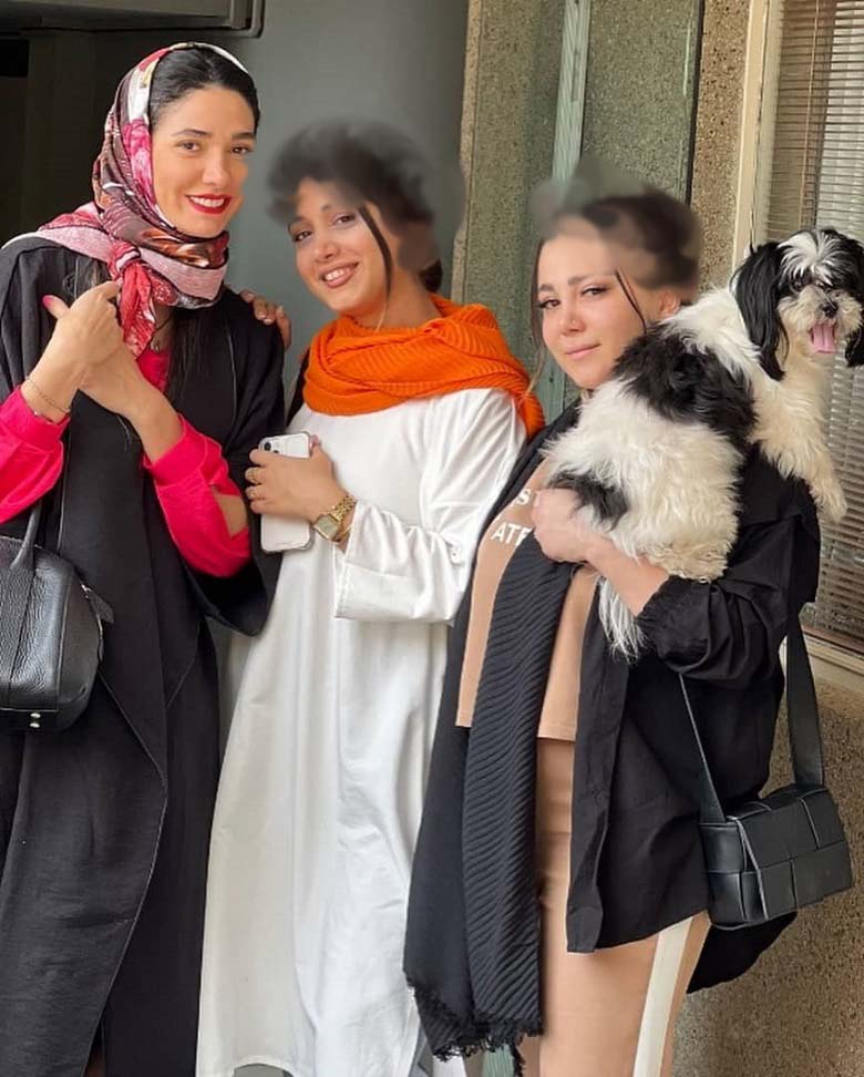 عکس/ مینا وحید و قابی حاشیه ساز در کنار دوستانش!