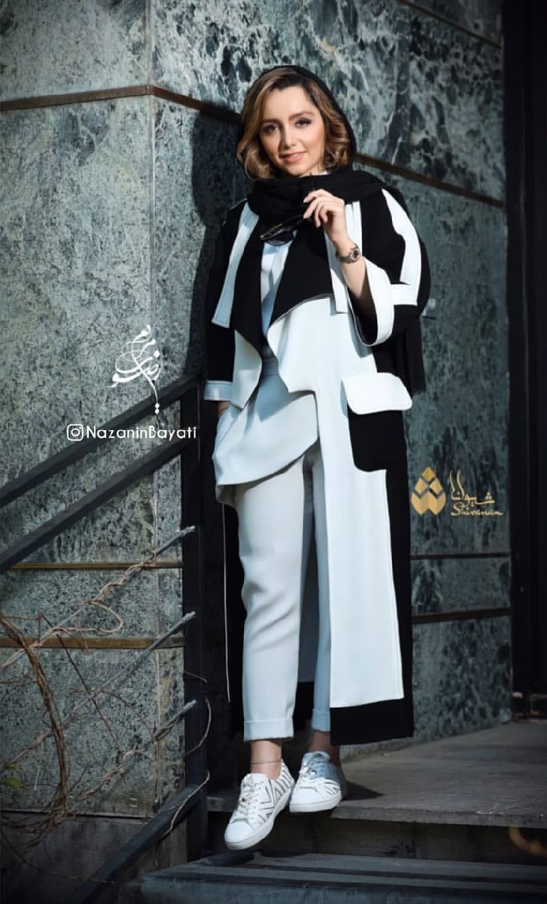 نازنین بیاتی مانتویی شبیه به کت و شلوار پوشیده است.