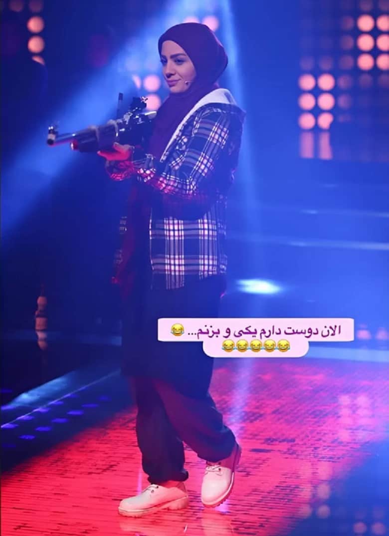 مبینا نصیری دست به اسلحه شده است.