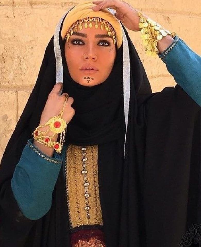 متین ستوده با تیپ و آرایشی عربی دیده شده است.