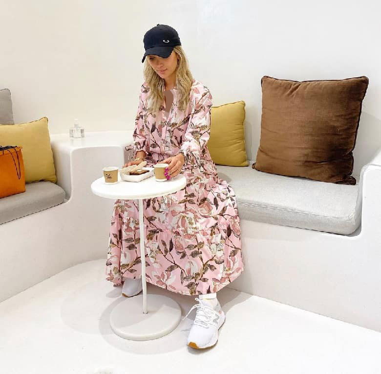 مینا مختاری همسر بهرام رادان لباس سرهمی پوشیده است.