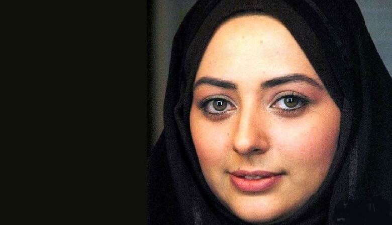 نفیسه روشن محجبه و خیلی جوان بوده است.