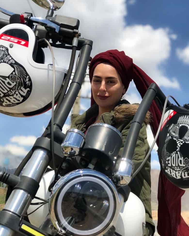 سمانه پاکدل روی موتور هارلی دیویدسون استیل گنگ زده است.