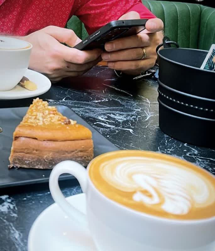 عشق و عاشقی متفاوت “بابک جهانبخش” و همسر اولش/ عکس 2 دی 1401-15:50 0 362 کمتر از یک دقیقه عکسی جالب و دیده نشده از بابک جهانبخش مربوط به ازدواج اولش با ژستی عاشقانه در یک کافه منتشر شد. تصویری از عاشقانه بابک جهانبخش و همسر اولش در یک کافه منتشر شد. به گزارش وقت صبح به نقل از ستاره، عکسی جالب و دیده نشده از بابک جهانبخش مربوط به ازدواج اولش با ژستی عاشقانه در یک کافه منتشر شد. عشق و عاشقی متفاوت “بابک جهانبخش” و همسر اولش/ عکس 2 دی 1401-15:50 0 362 کمتر از یک دقیقه عکسی جالب و دیده نشده از بابک جهانبخش مربوط به ازدواج اولش با ژستی عاشقانه در یک کافه منتشر شد. تصویری از عاشقانه بابک جهانبخش و همسر اولش در یک کافه منتشر شد. به گزارش وقت صبح به نقل از ستاره، عکسی جالب و دیده نشده از بابک جهانبخش مربوط به ازدواج اولش با ژستی عاشقانه در یک کافه منتشر شد.