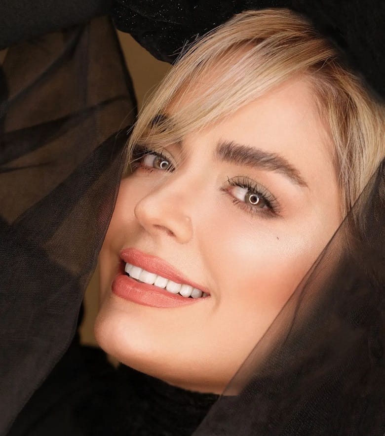 سپیده خداوردی نیز بلوند شده است. سپیده خداوردی نیز بلوند شده است.