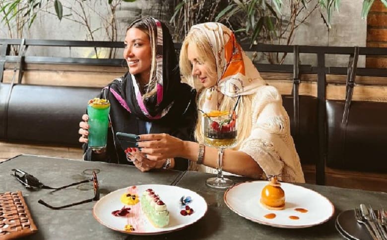 مینا مختاری با دوستش کافه گردی خاصی کرده است.