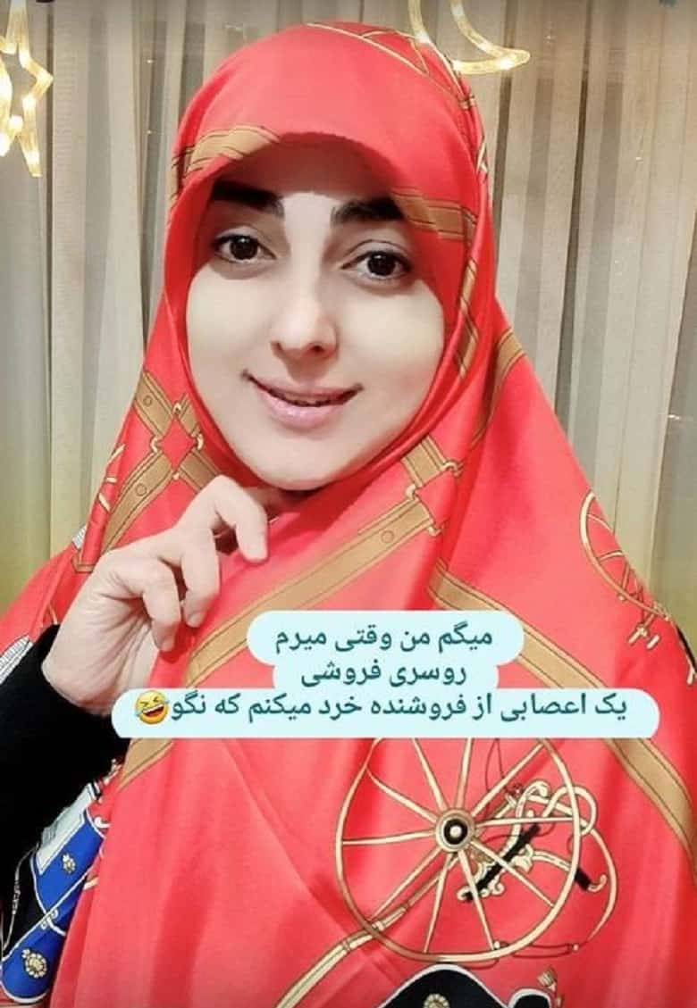 ستاره سادات قطبی محجبه هنگام انتخاب روسری قر و فر داشته است. ستاره سادات قطبی محجبه هنگام انتخاب روسری قر و فر داشته است.