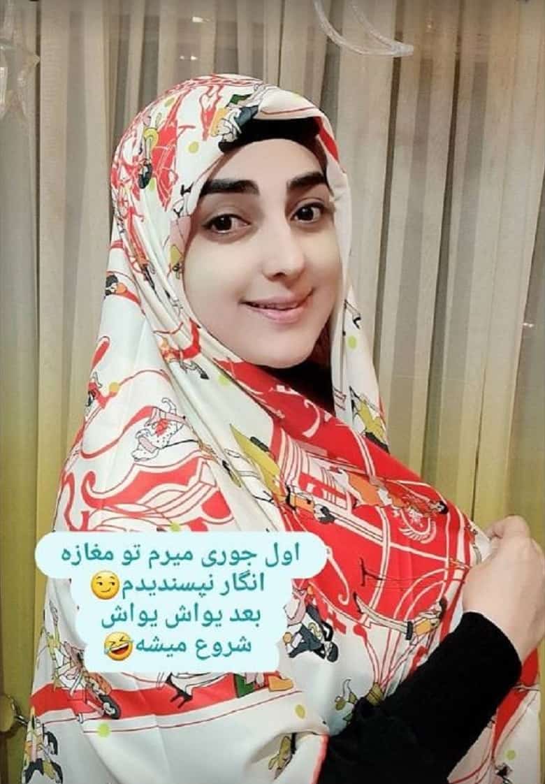 ستاره سادات قطبی محجبه هنگام انتخاب روسری قر و فر داشت.