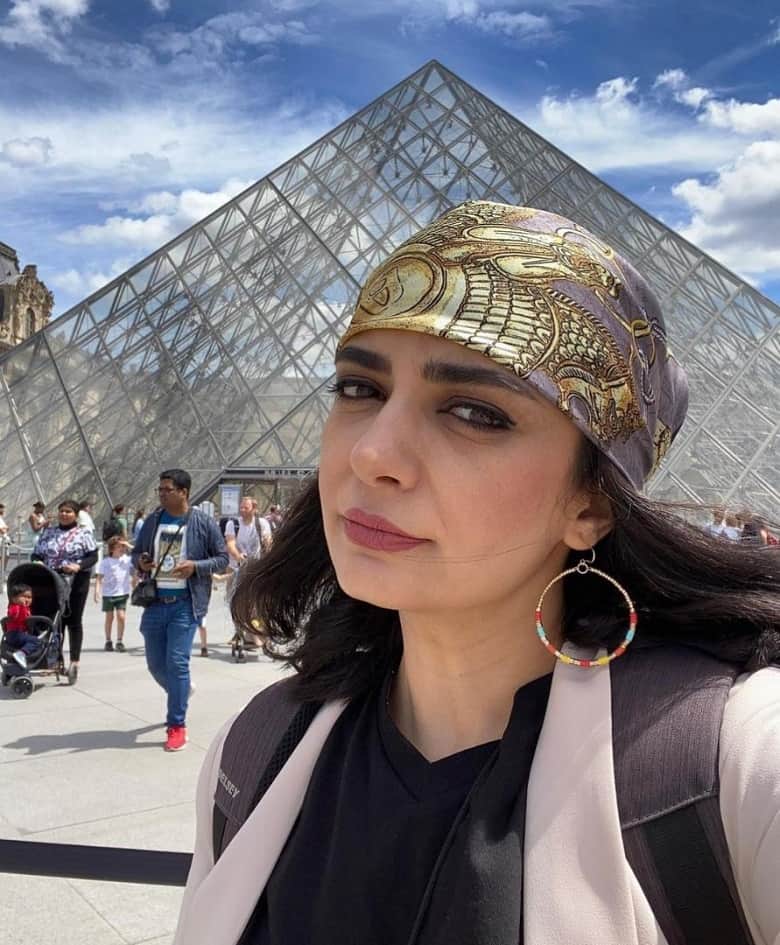 لیندا کیانی در فرانسه گشت و گذار کرده است. لیندا کیانی در فرانسه گشت و گذار کرده است.