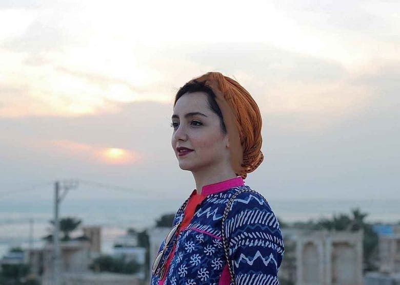 نازنین بیاتی در سرمای زمستان جنوب گردی کرده است.