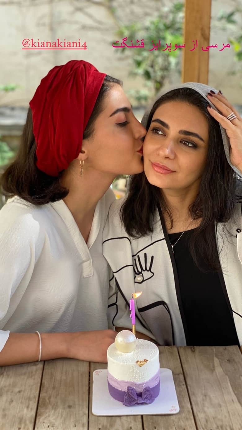 دوست لیندا کیانی بر گونه‌اش بوسه زده است.