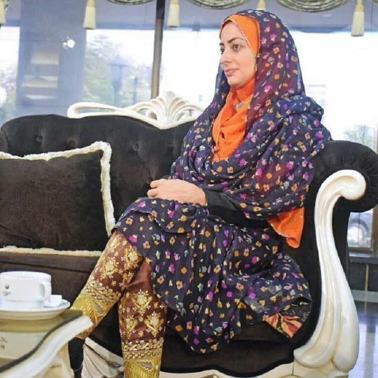 نفیسه روشن با پوشش محلی جنوبی دیده شده است.