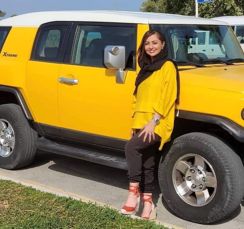 نفیسه روشن با ماشین گران قیمتش ست جیغ زرد قناری کرده است.