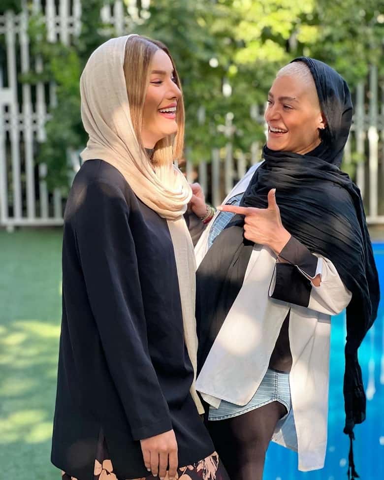 متین ستوده در کنار دوستانش خنده‌های از ته دل زد.