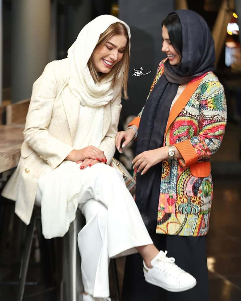 متین ستوده در کنار دوستانش خنده‌های از ته دل زده است.