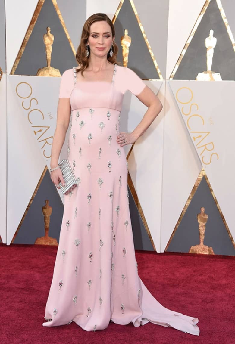 خانم‌های بازیگر زمان بارداری لباس‌های زیبایی پوشیده اند.