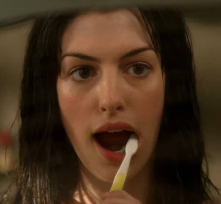 مسواک زدن بدون خمیر دندان در فیلم «شیطان پرادا می پوشد»