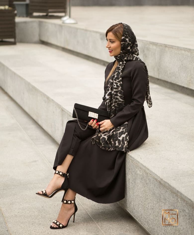 مینا مختاری همسر مدل بهرام رادان تیپ کلاسیک مشکی زده است.