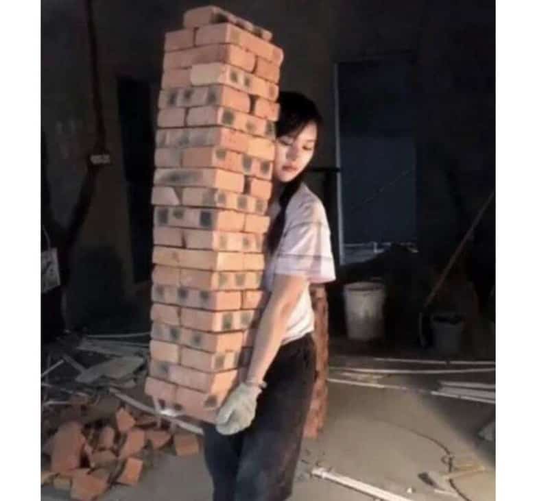 این دختر زیبا کارگر ساختمانی شد.