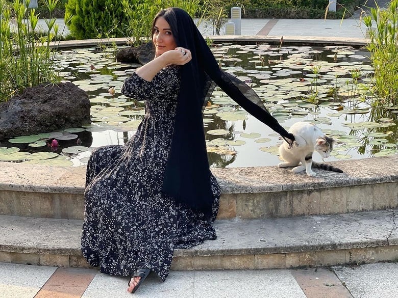 گربه‌ نزدیک بود سمیرا حسن پور را بی‌حجاب کرد.