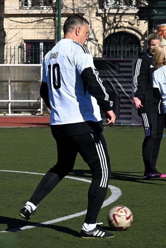 علی دایی با اسطوره های جهان زیر برج ایفل پا به توپ شدند / عکس