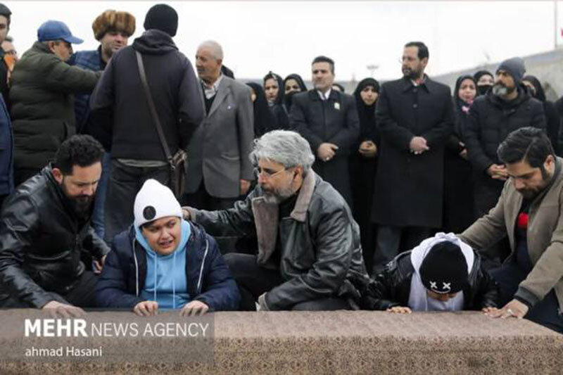 حال و روز گریه دار کودکان "شهرام عبدلی" بر سر مزار پدرشان/ عکس حال و روز گریه دار کودکان "شهرام عبدلی" بر سر مزار پدرشان/ عکس