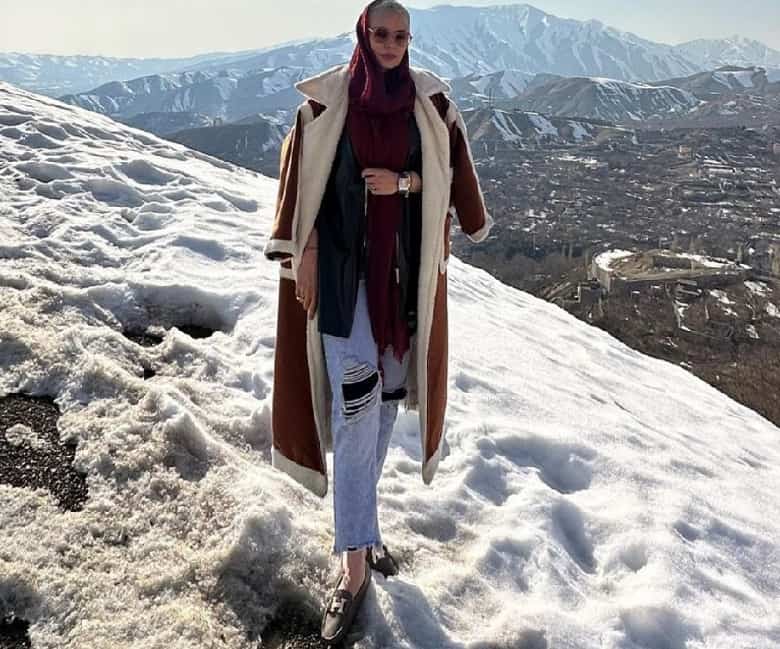 سپیده خداوردی هنگام کوهنوردی تیپ عجیب و غریب زده است.