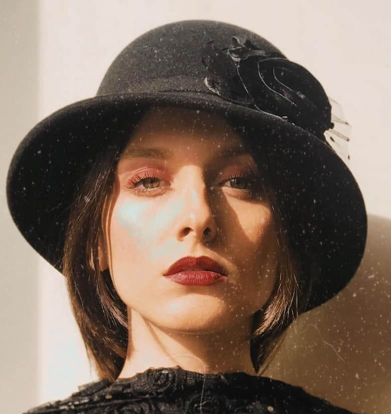 فاطمه مسعودی فر سارا گرجی ژست بسیار جدی گرفته است.