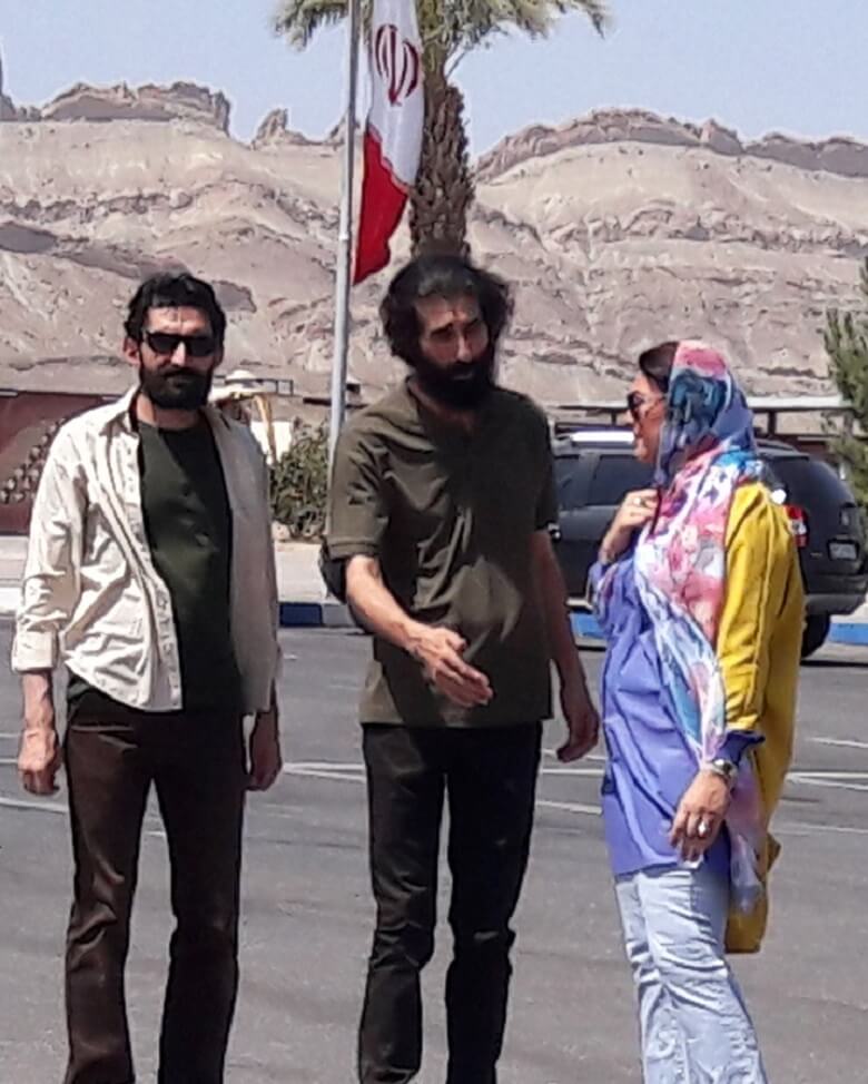 عکس/ بهاره کیان افشار در کنار سهراب سپهری! 26 تیر 1400-22:35 3 498 خواندن این مطلب 1 دقیقه زمان میبرد بهاره کیان افشار عکس گرفت. در تصاویری که از بهاره کیان افشار بازیگر سینما، شبکه نمایش خانگی و تلویزیون منتشر شده است، او در کنار فردی شبیه به سهراب سپهری قرار دارد. به گزارش وقت صبح، در حقیقت این فرد علی قوی تن، نویسنده و کارگردان است که علاقه شدیدی به سهراب سپهری دارد و همیشه سعی داشته چهرهاش شبیه به او باشد. همین علاقه باعث شد فیلمی به نام رویای سهراب با یاد سهراب بسازد که خودش نیز در نقش سهراب ظاهر شود. عکس/ بهاره کیان افشار در کنار سهراب سپهری! 26 تیر 1400-22:35 3 498 خواندن این مطلب 1 دقیقه زمان میبرد بهاره کیان افشار عکس گرفت. در تصاویری که از بهاره کیان افشار بازیگر سینما، شبکه نمایش خانگی و تلویزیون منتشر شده است، او در کنار فردی شبیه به سهراب سپهری قرار دارد. به گزارش وقت صبح، در حقیقت این فرد علی قوی تن، نویسنده و کارگردان است که علاقه شدیدی به سهراب سپهری دارد و همیشه سعی داشته چهرهاش شبیه به او باشد. همین علاقه باعث شد فیلمی به نام رویای سهراب با یاد سهراب بسازد که خودش نیز در نقش سهراب ظاهر شود.