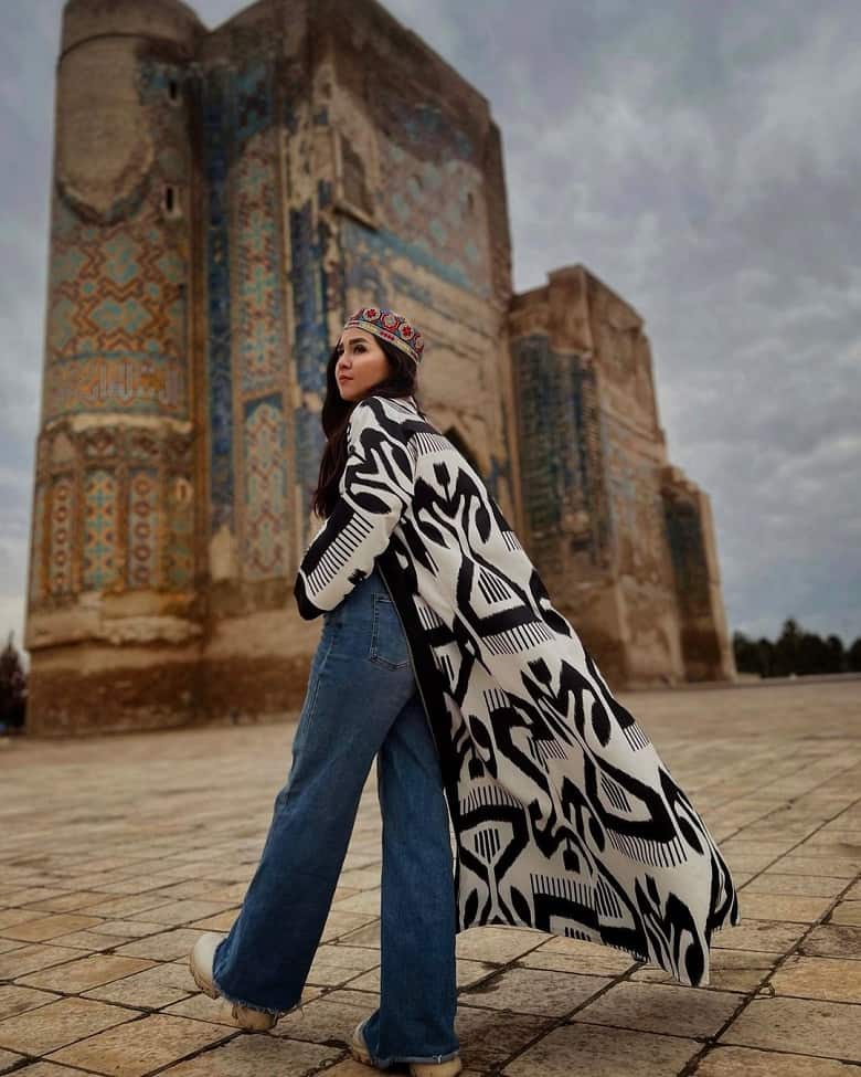 فاطیما حسینی خواهر کوچک فرشته حسینی مدل شده است.