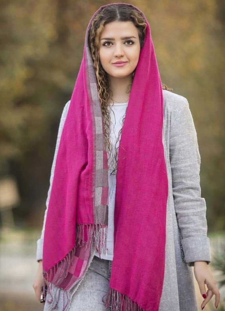 روژان آریامنش بازیگر کودک «خوش رکاب» مدل شده است.