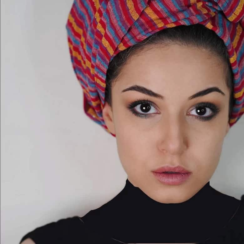 آوا جوهرچی دختر بازیگر مرحوم مدل شده است.